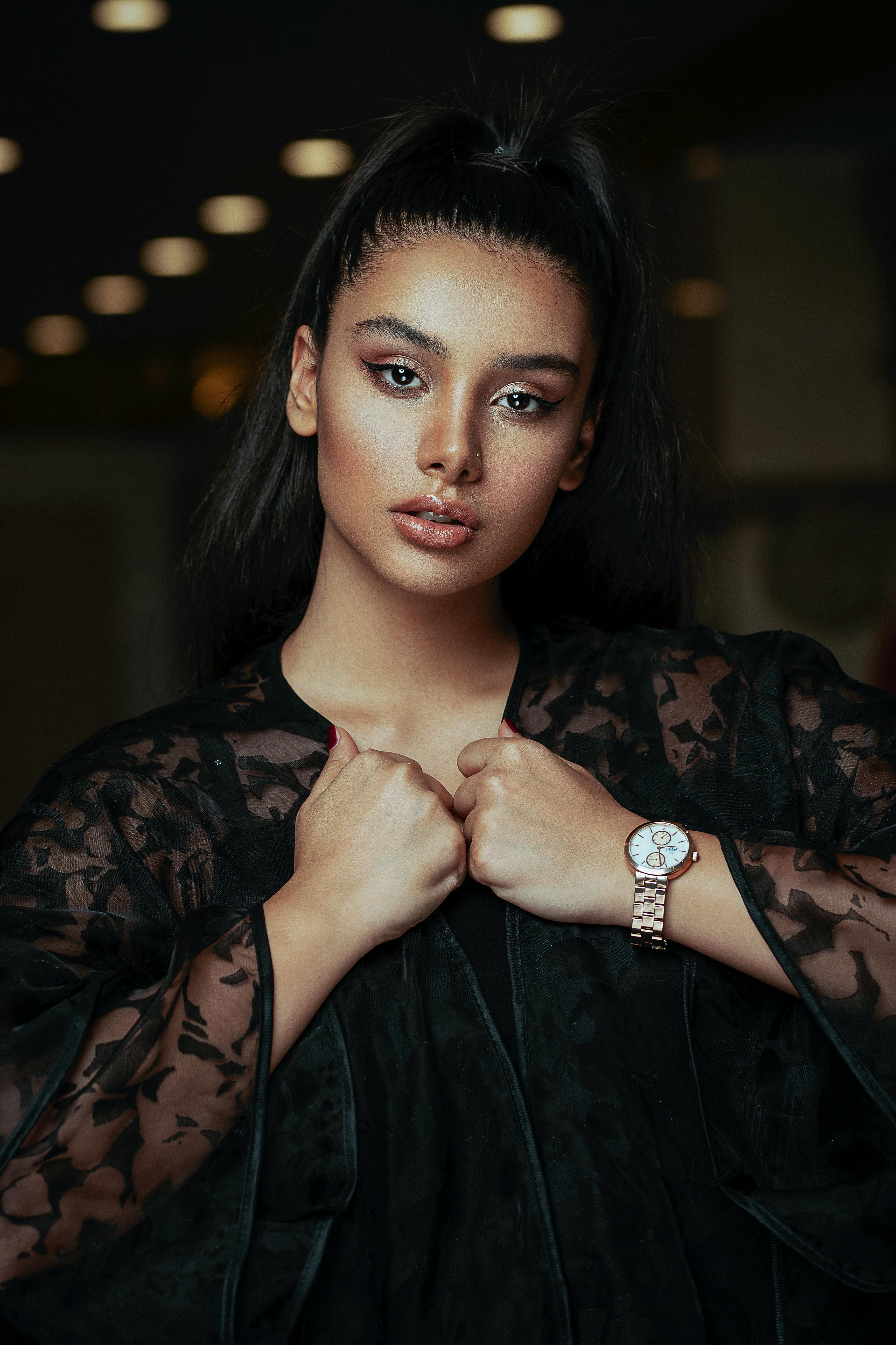 一位穿着时尚黑色服装的女子肖像，十分精致