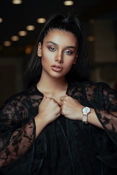 一位穿着时尚黑色服装的女子肖像，十分精致