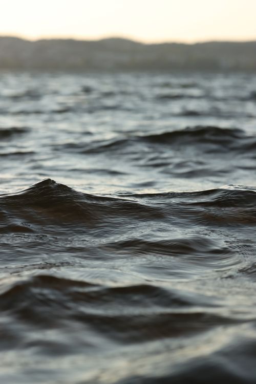 Free Captivating ocean waves at dusk in Jönköping, Sweden, with serene reflections. Stock Photo