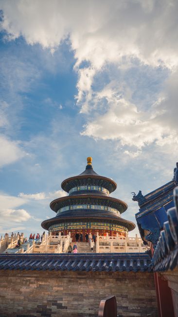 Fotomural Una impresionante vista del Templo del Cielo en Pekín, mostrando su arquitectura tradicional contra un vibrante cielo azul.
