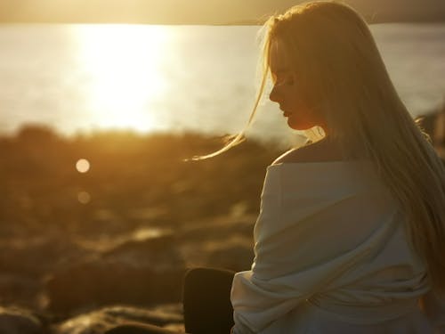 Photos gratuites de femme, haut blanc, lumière du jour