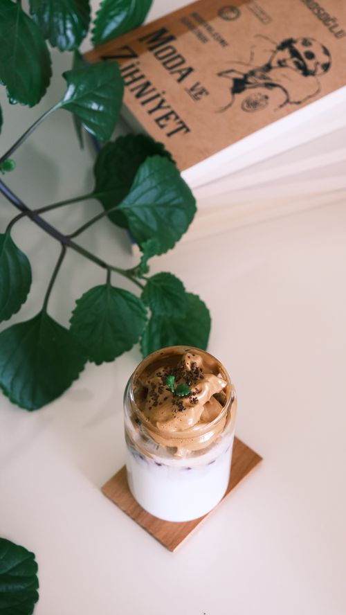 Free A creamy iced coffee topped with whipped coffee and mint garnish, perfect for indulgence. Stock Photo