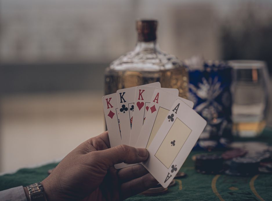 Glücksspieler im Online Casino mit Laptop