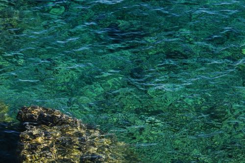Free Crystal clear tropical water featuring rocky coral formations in vibrant hues. Stock Photo