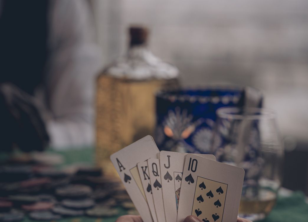 Historische Spielbank in Deutschland mit Roulettetisch und eleganten Gästen