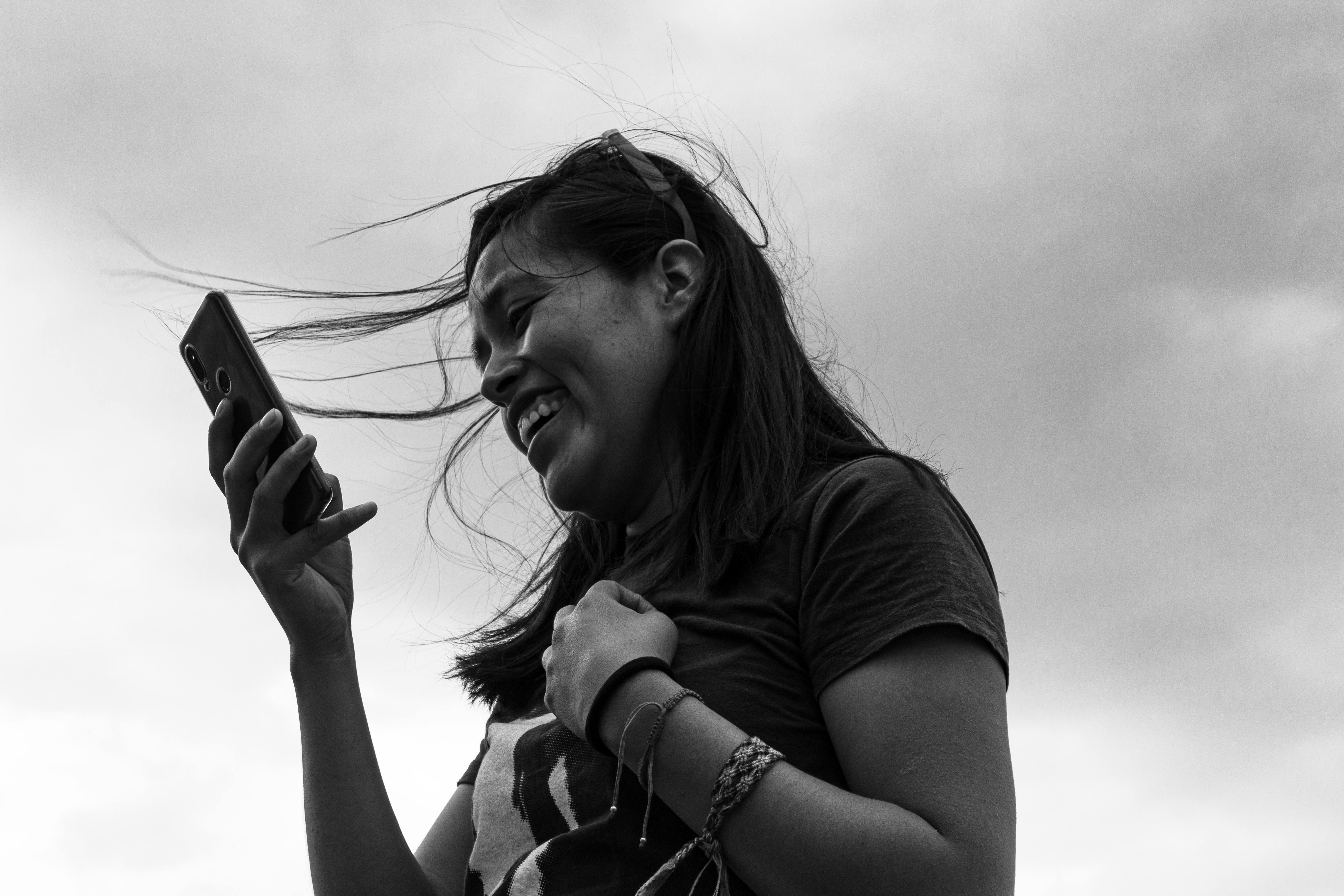 mujer guapa con celular sonriendo