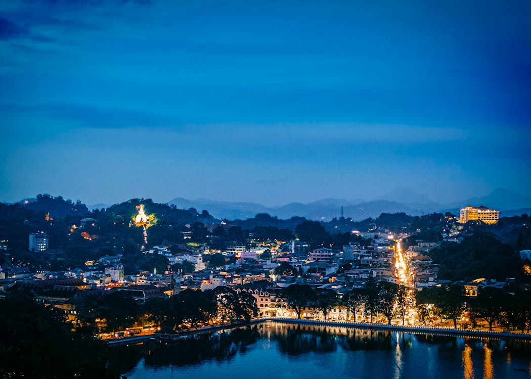 Foto De Edifícios Iluminados Da Cidade