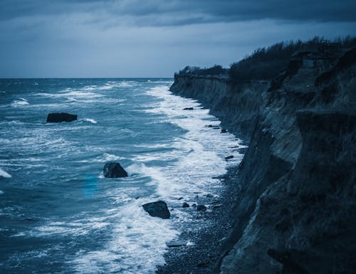 Free Cliff Near Body of Water Stock Photo