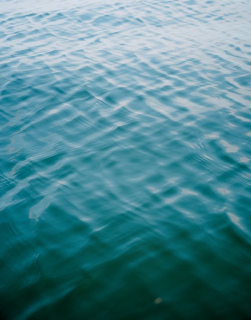 Free A peaceful view of turquoise ocean waves creating a soothing abstract pattern. Stock Photo