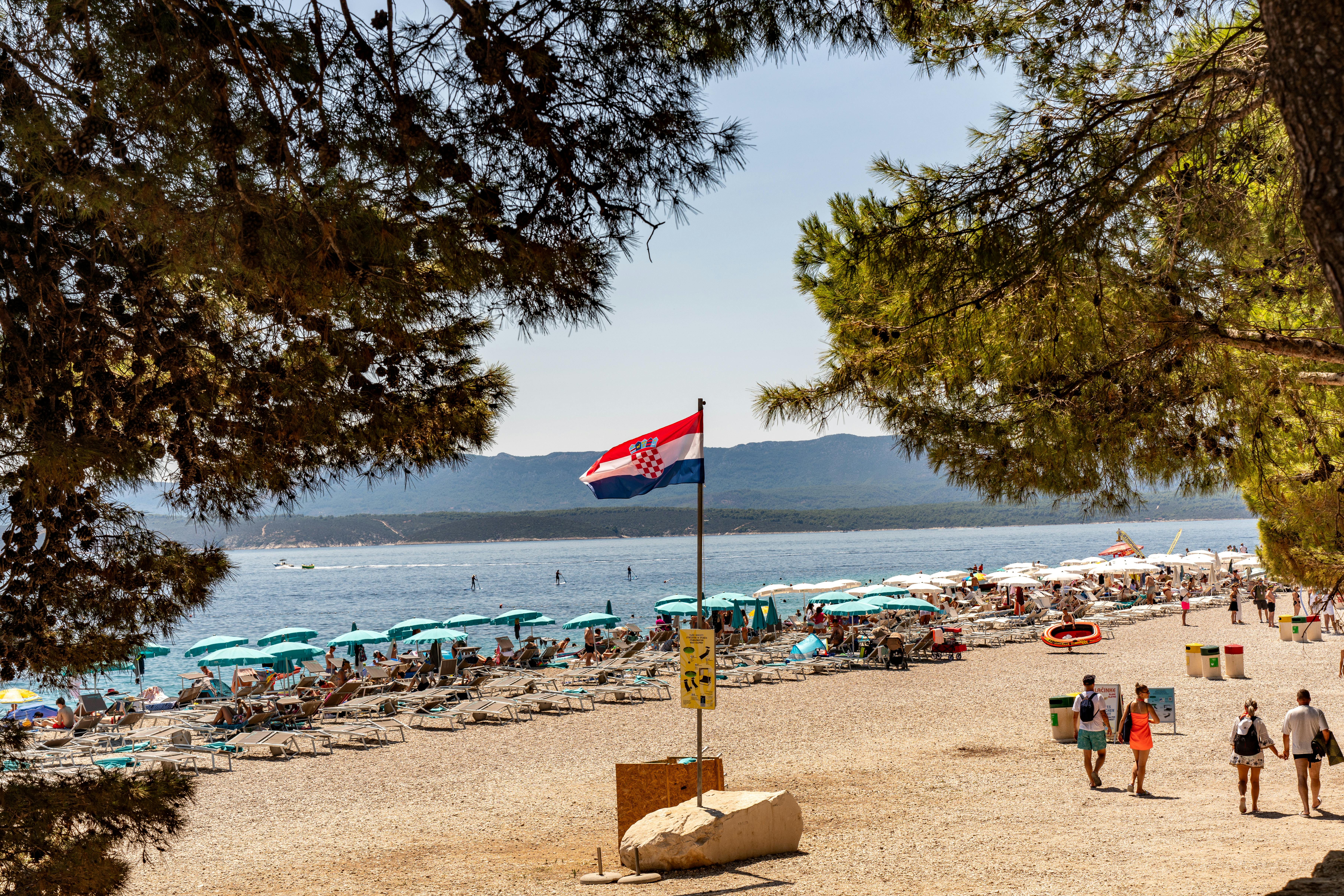 Spiaggia di Zlatni Rat a Brač in estate