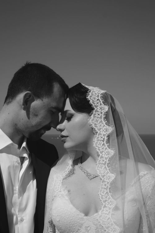 Free Elegant black and white wedding photo capturing a romantic moment between the bride and groom. Stock Photo