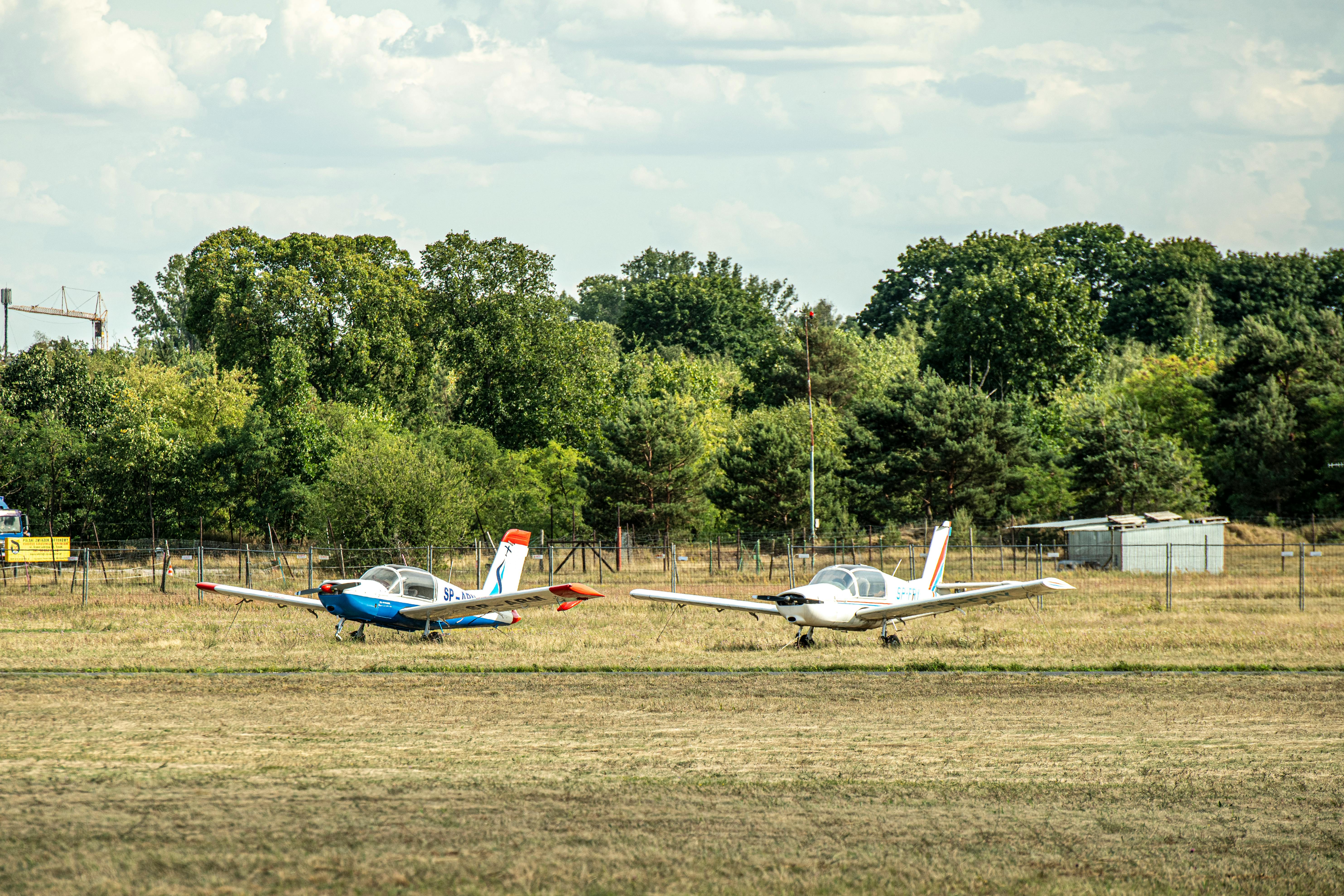 Letački klub - članovi i avioni na aerodromu