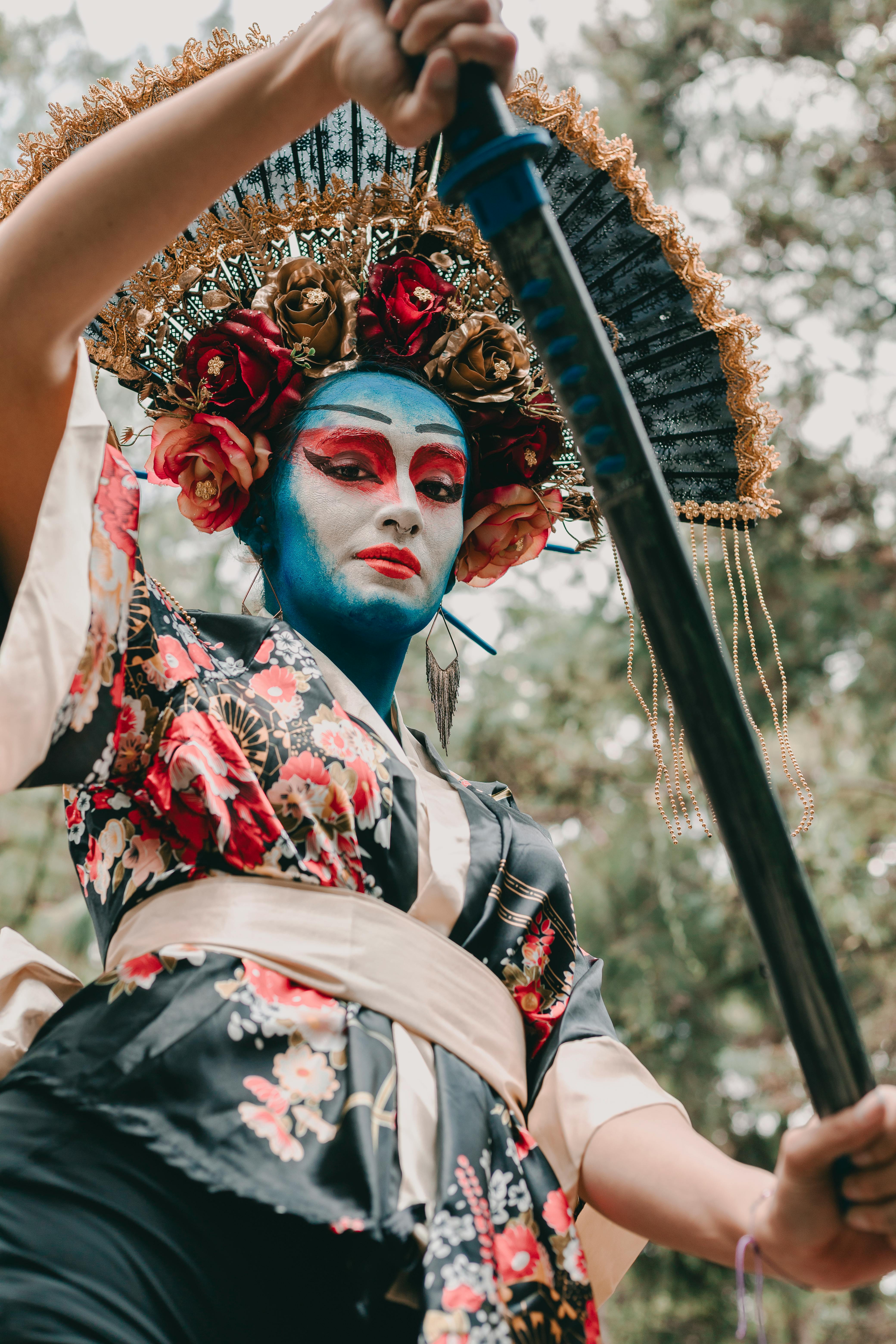 Ücretsiz canlı makyaj, çarpıcı renkler, dekoratif elemanlar içeren Ücretsiz stok fotoğraf Stok Fotoğraflar