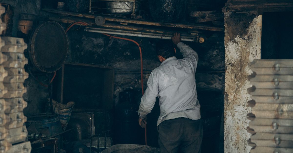 Rüyada Will Smith ile Yolculuk - Rüya Tabiri ve Anlamı - A craftsman in Cairo's old workshop, showcasing traditional Egyptian industry.
