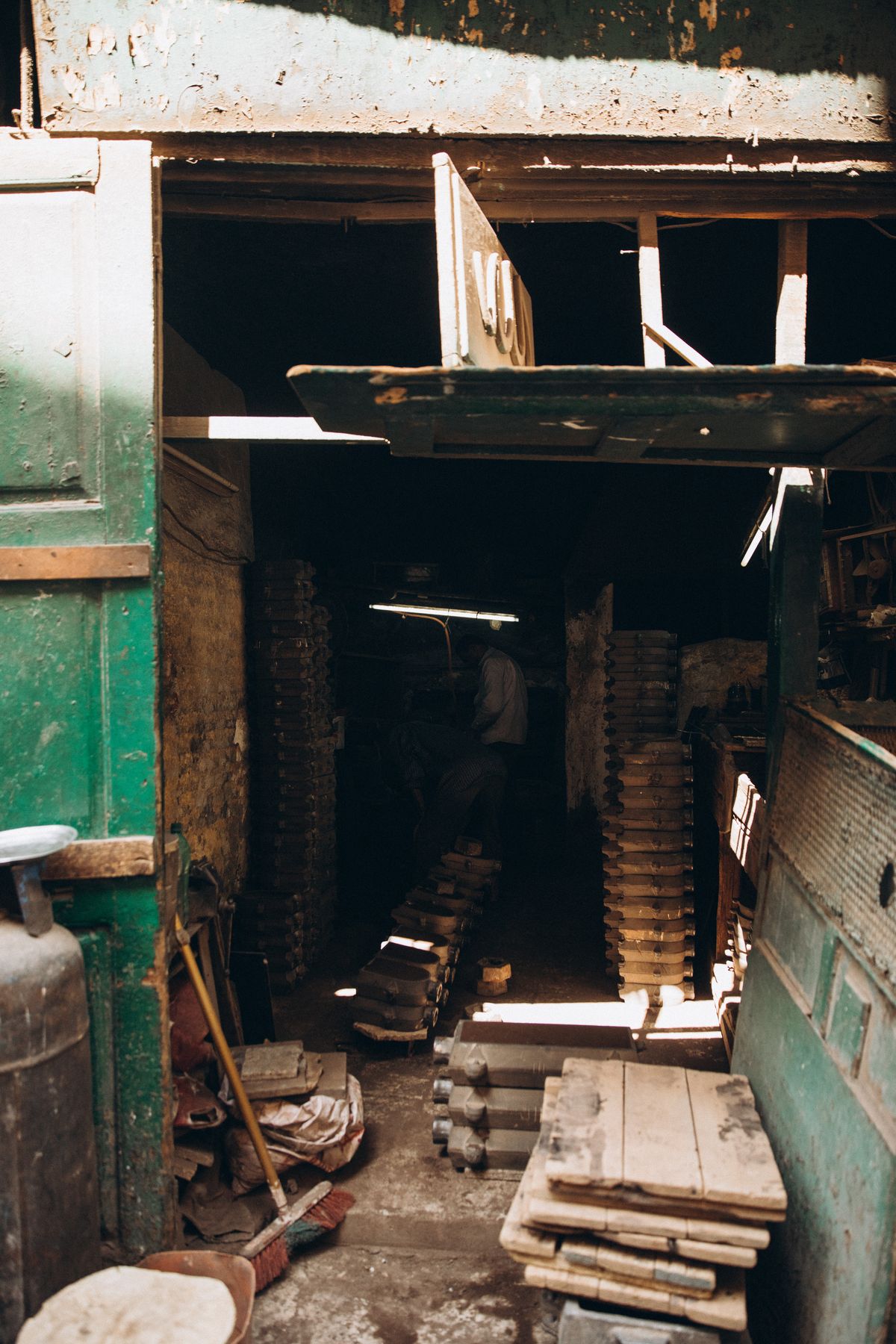 Atelier ancien avec outils, établis et mobilier en bois