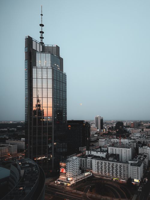 Free Captivating urban skyline featuring modern skyscrapers reflecting twilight hues. Stock Photo