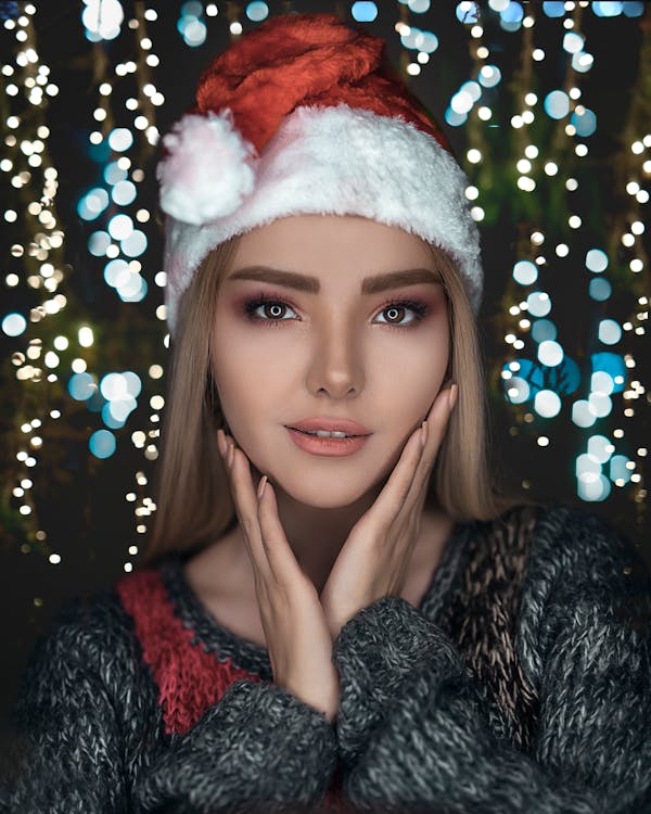 Foto Wanita Mengenakan Topi Santa