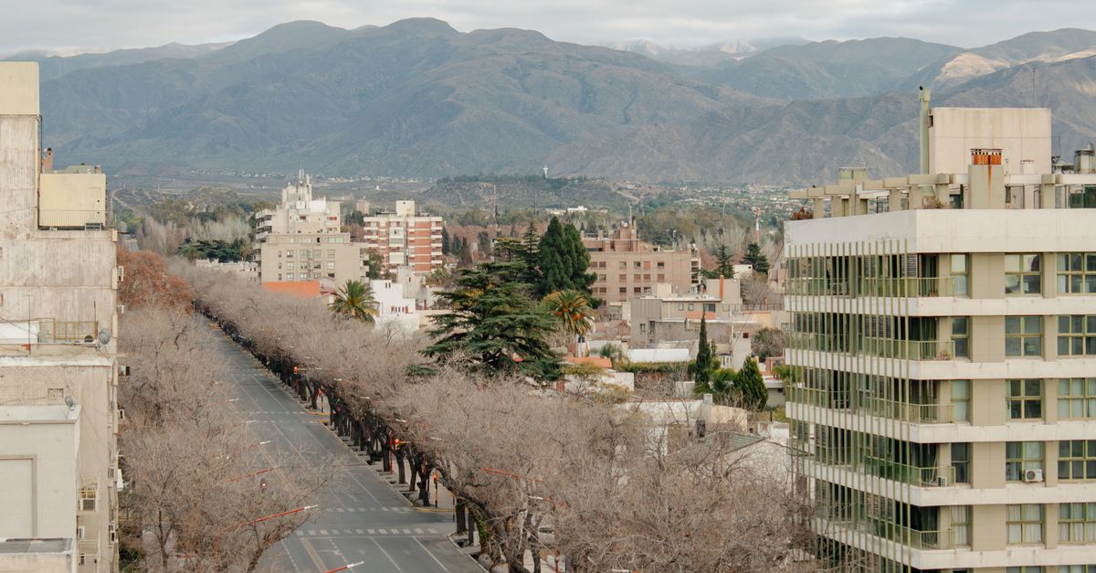 Mendoza Crash Death Toll Rises to Four After Mother Dies