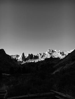 俄勒冈州特雷博纳独特的岩层，在令人惊叹的黑白山地景观中被捕捉下来