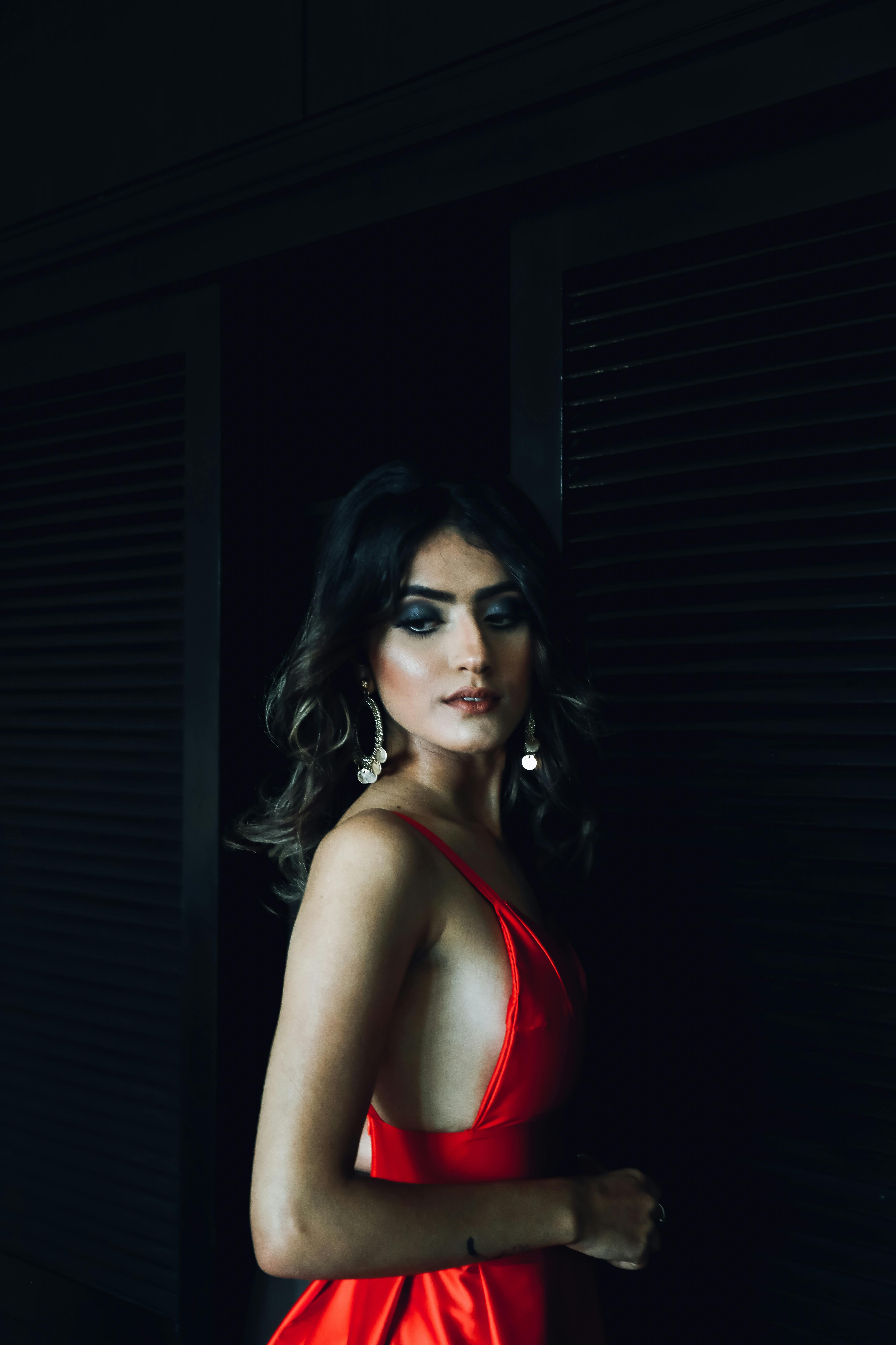 赤いドレスを着ている女性 無料の写真素材