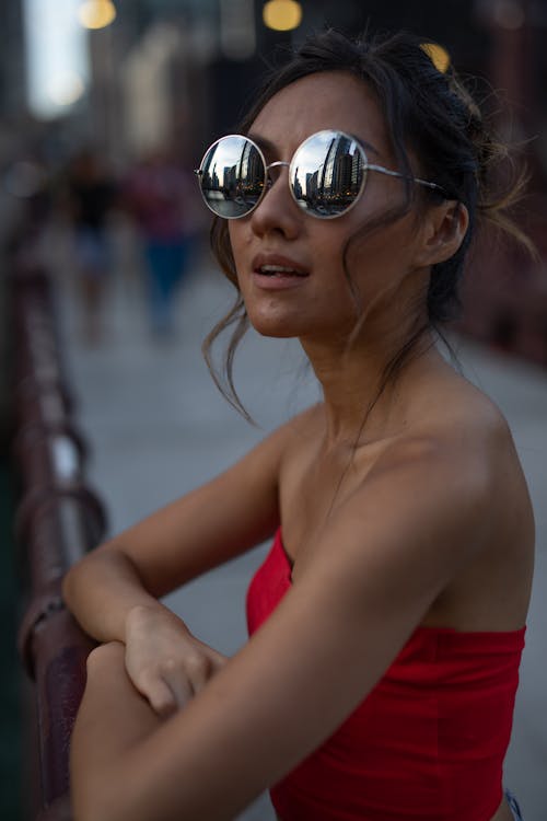 선글라스를 착용 한 여성 사진