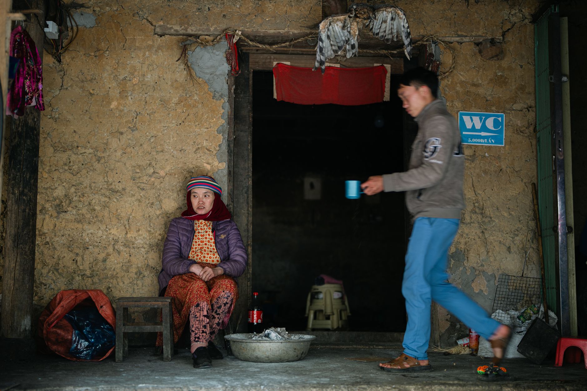 Eine authentische Straßenszene, die das alltägliche Leben in Ha Giang, Vietnam, mit Einheimischen und rustikaler Architektur einfängt.