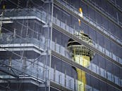 电视塔倒映在现代摩天大楼的玻璃立面上，呈现低角度透视