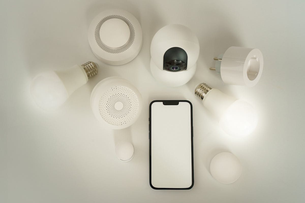 Schermo di smartphone che mostra interfaccia per dispositivi smart in mockup