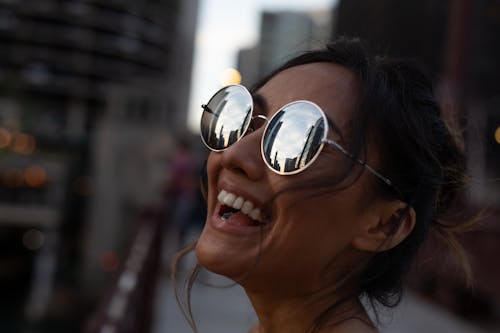 Kostenlos Lächelnde Frau Mit Sonnenbrille Stock-Foto