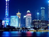 上海的灯光天际线以东方明珠塔和夜间城市景观为特色