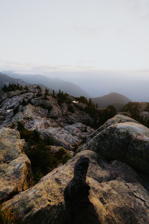Free Breathtaking view of rocky cliffs and mountain range at sunset, perfect for travel enthusiasts. Stock Photo