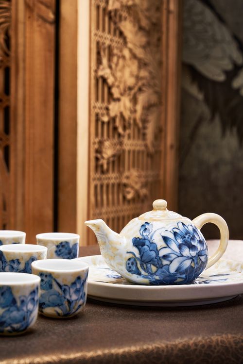 Free Beautiful blue and white porcelain teapot with cups set on a tray, featuring floral designs. Stock Photo