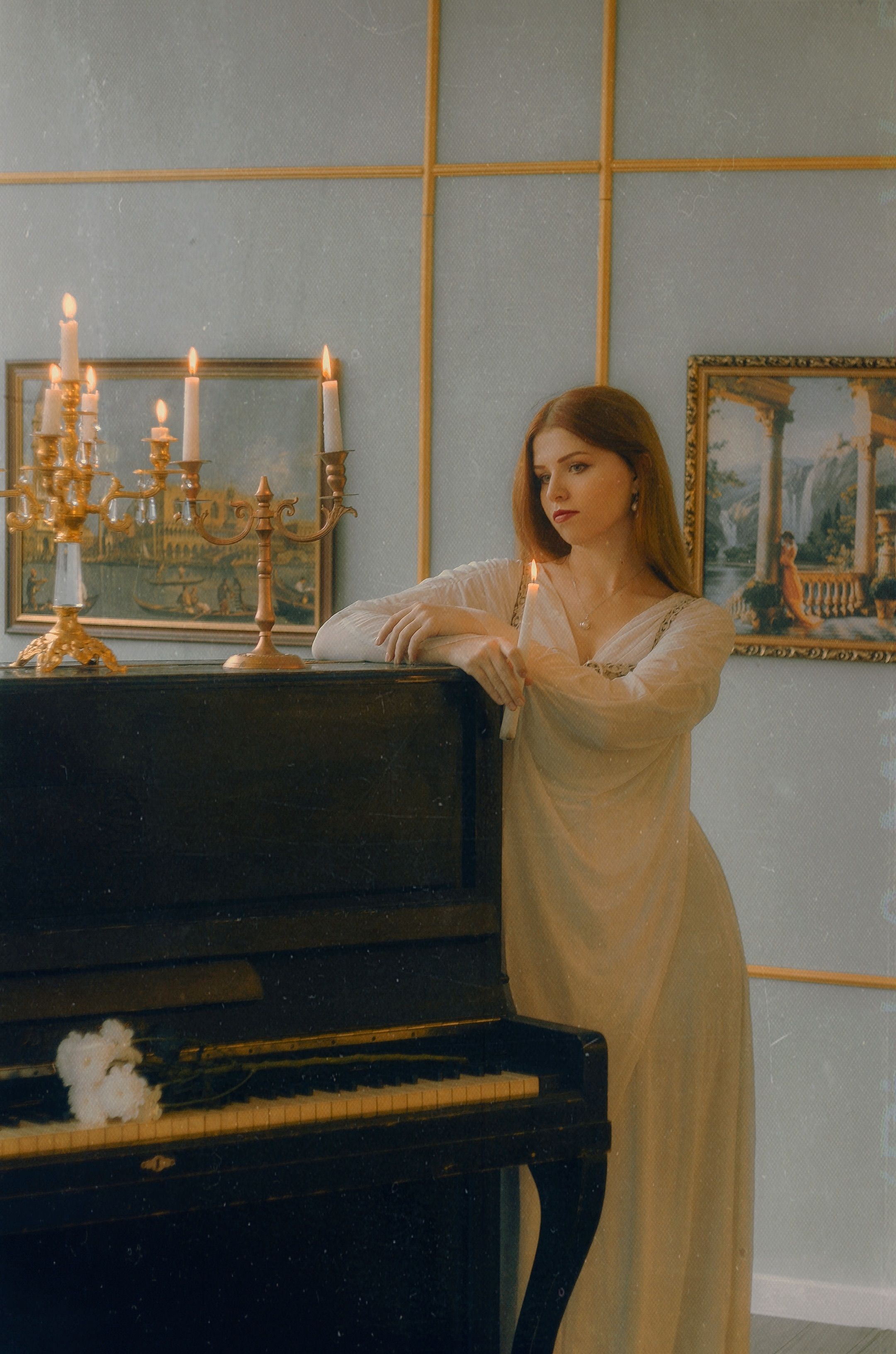 Escena romántica junto a un piano en una habitación clásica
