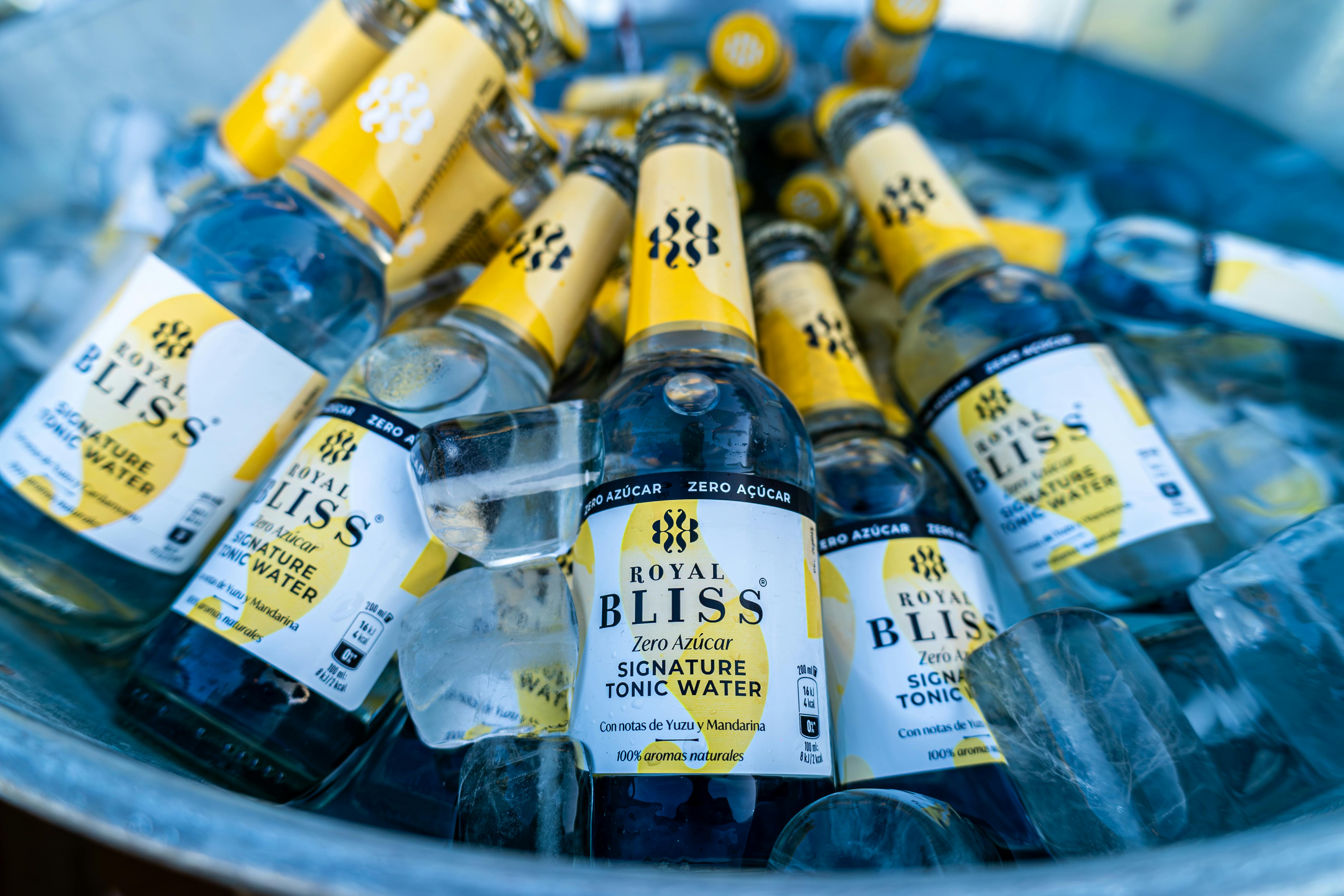 Refreshing Royal Bliss Zero Azúcar tonic water bottles chilled on ice.