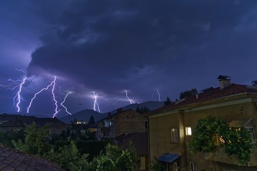 乌云密布，闪电划破天空，警示户外雷雨危险