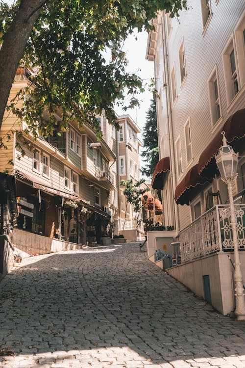 Foto d'estoc gratuïta de arquitectura, carrer, carrer de llambordes