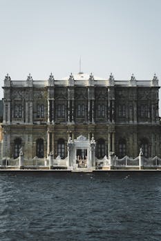 晴朗的天空下，水边一座宏伟的历史宫殿景色迷人