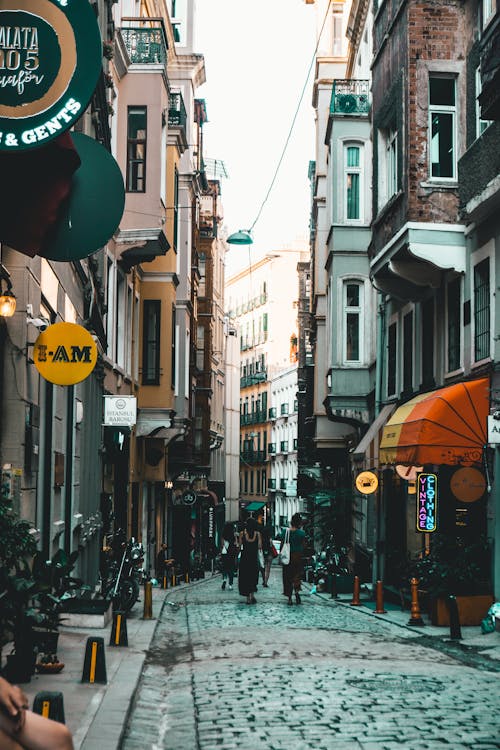 Foto d'estoc gratuïta de botigues, caminant, carrer