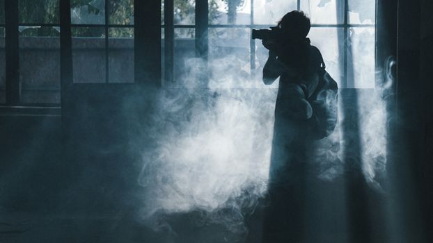 A photographer in a smoky room captures an eerie atmosphere in Kayseri, Türkiye.