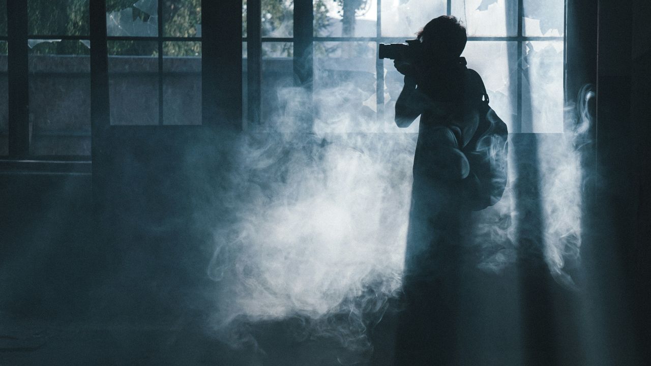 a photographer in a smoky room captures an eerie atmosphere in kayseri