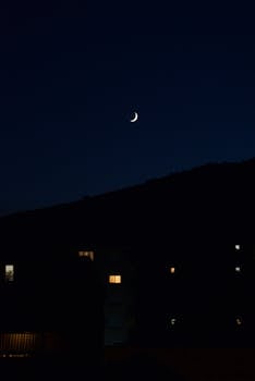 布德瓦的夜空中，新月闪烁着宁静的光芒