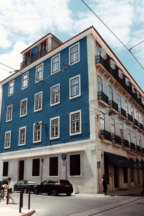 Free Discover the charming blue facade of a classic Lisbon building, showcasing architectural beauty in Portugal. Stock Photo