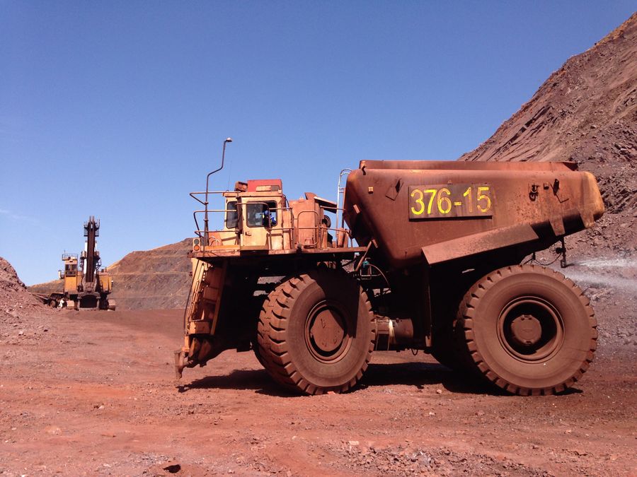 Camion citerne de chantier minier en Afrique australe, sous un ciel dégagé