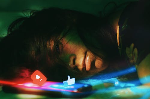 Zdjęcie Kobiety Leżącej Obok Telefonu