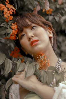 一幅吉隆坡女性被鲜艳花朵环绕的艺术肖像