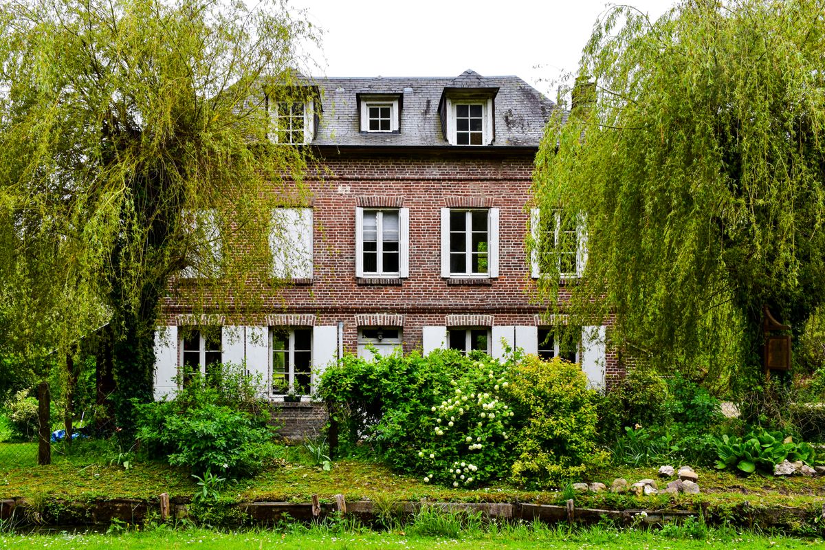 Maison sobre avec jardin