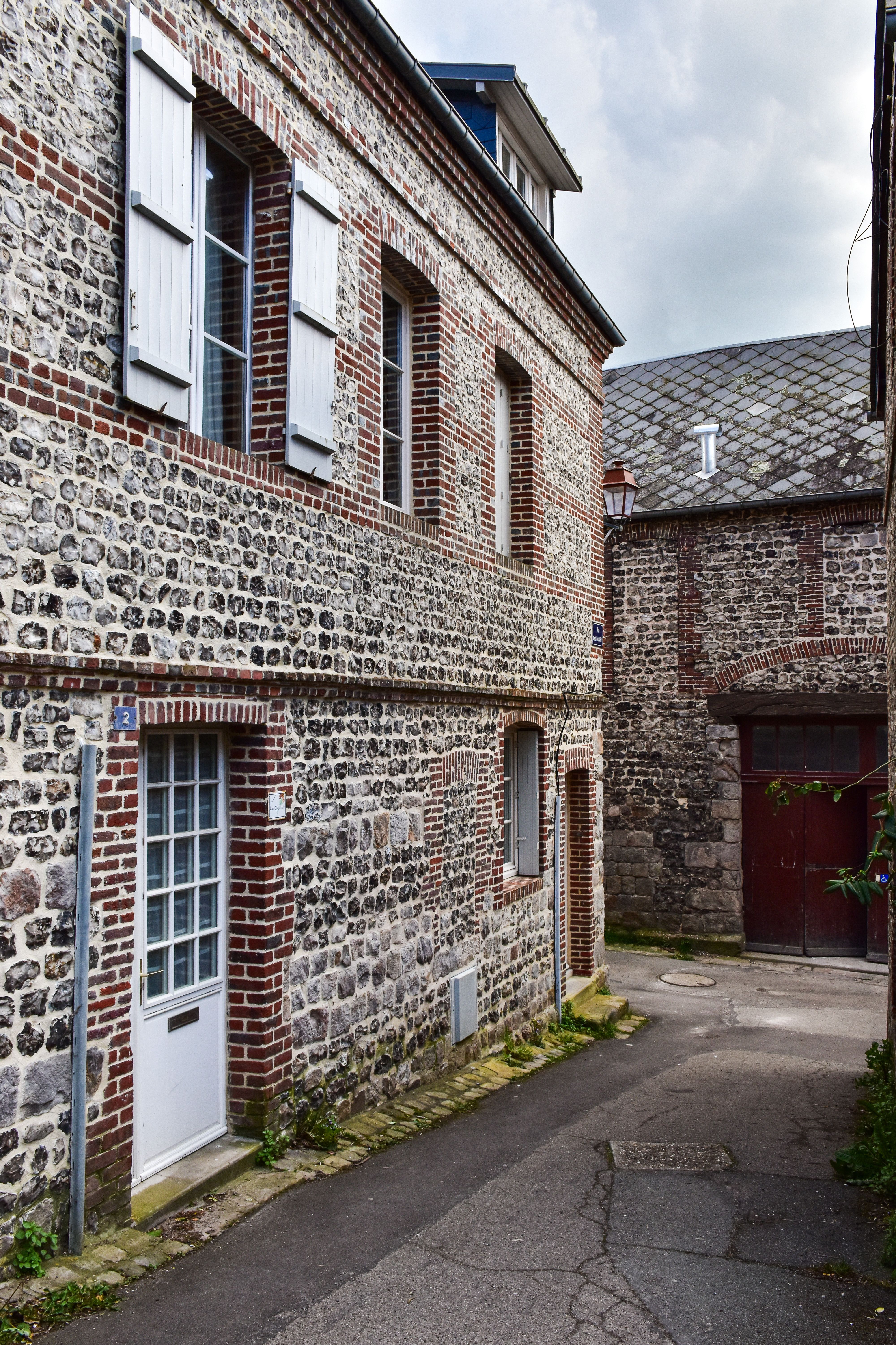 A narrow alley with a door and windows · Free Stock Photo