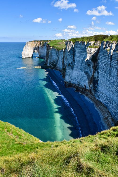 Free Explore the breathtaking cliffs of Etretat, Normandy, with picturesque sea views and lush green landscapes. Stock Photo
