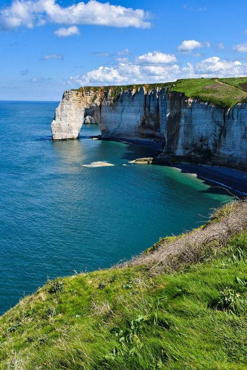 Free Breathtaking view of the iconic chalk cliffs and azure sea in Étretat, Normandy. Stock Photo