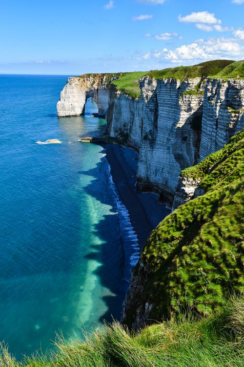 Free Breathtaking view of the iconic white cliffs and azure sea at Étretat, Normandy, perfect for travel inspiration. Stock Photo